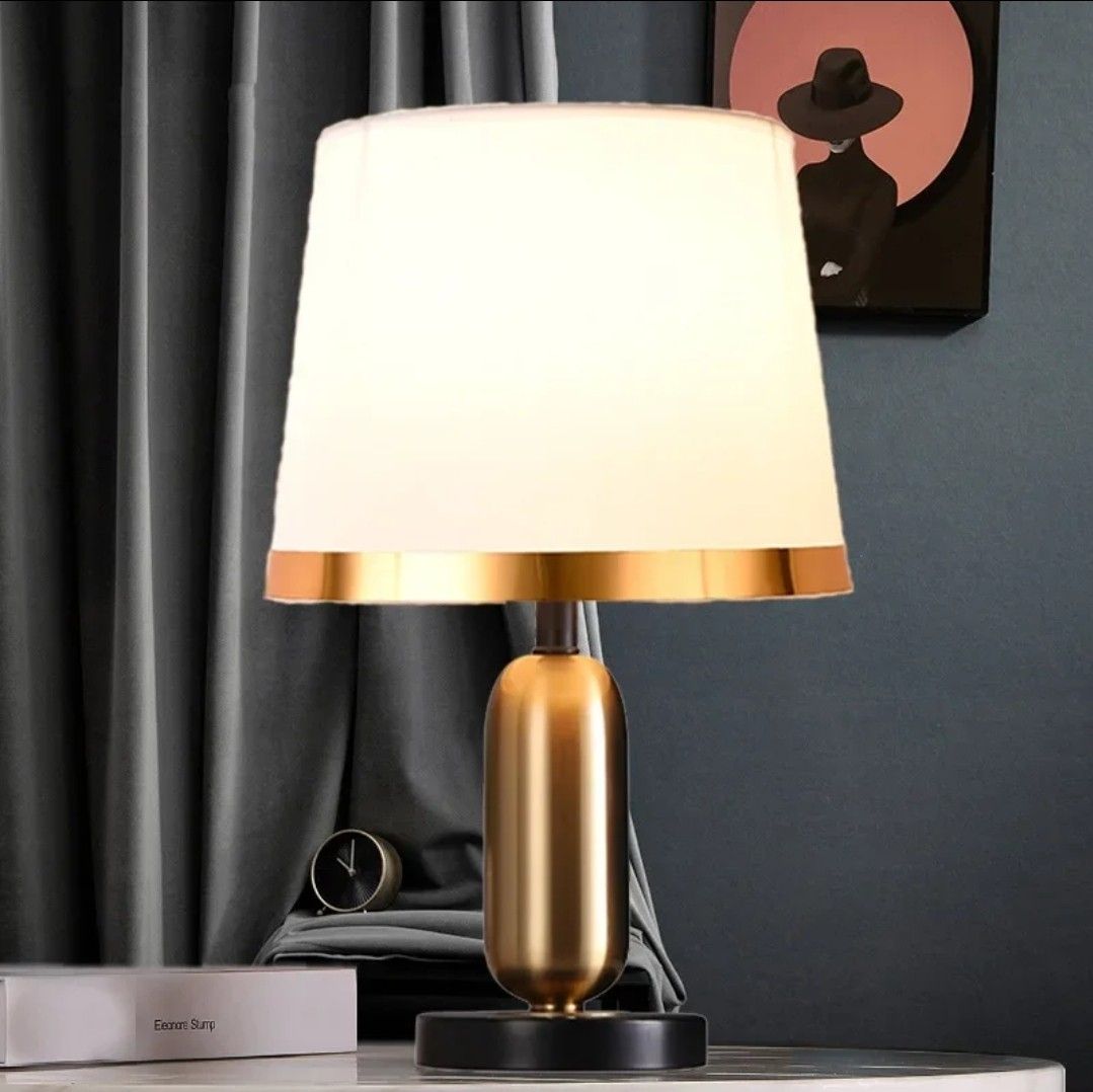NoirBeam™ Elegante Tischleuchte in Gold & Schwarz – Moderne LED-Lampe für stilvolle Wohnräume