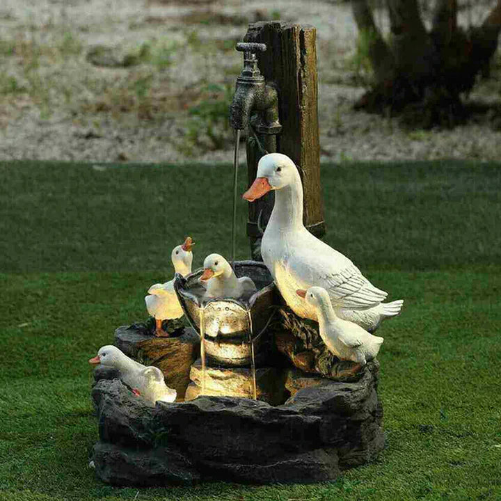 Quackhaven™ Duck Family Gartenbrunnen | Dekorativer Outdoor-Wasserspiel | Leichtes Harzdesign für entspannte Gärten
