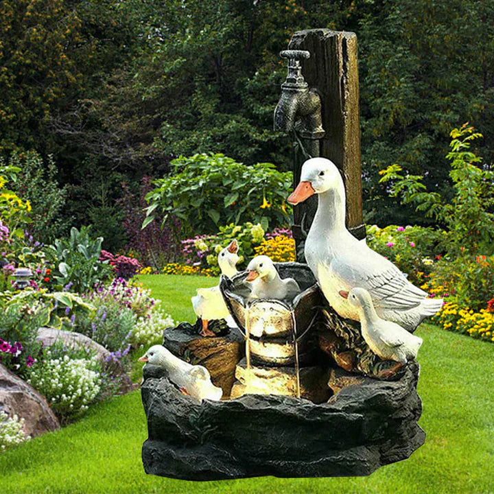 Quackhaven™ Duck Family Gartenbrunnen | Dekorativer Outdoor-Wasserspiel | Leichtes Harzdesign für entspannte Gärten