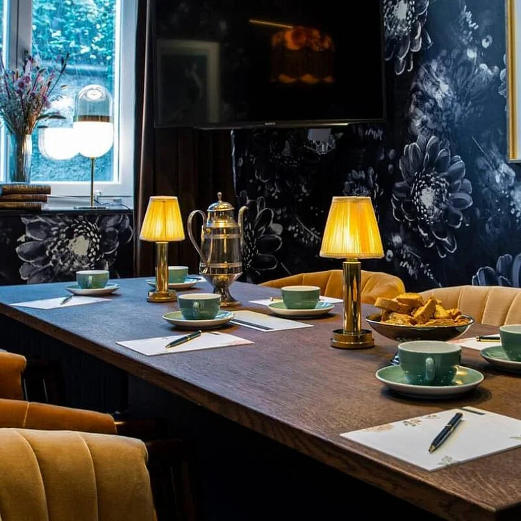 GleamGlow™ Kabellose Messing-Tischlampe – Moderne Design-Leuchte mit warmem LED-Licht