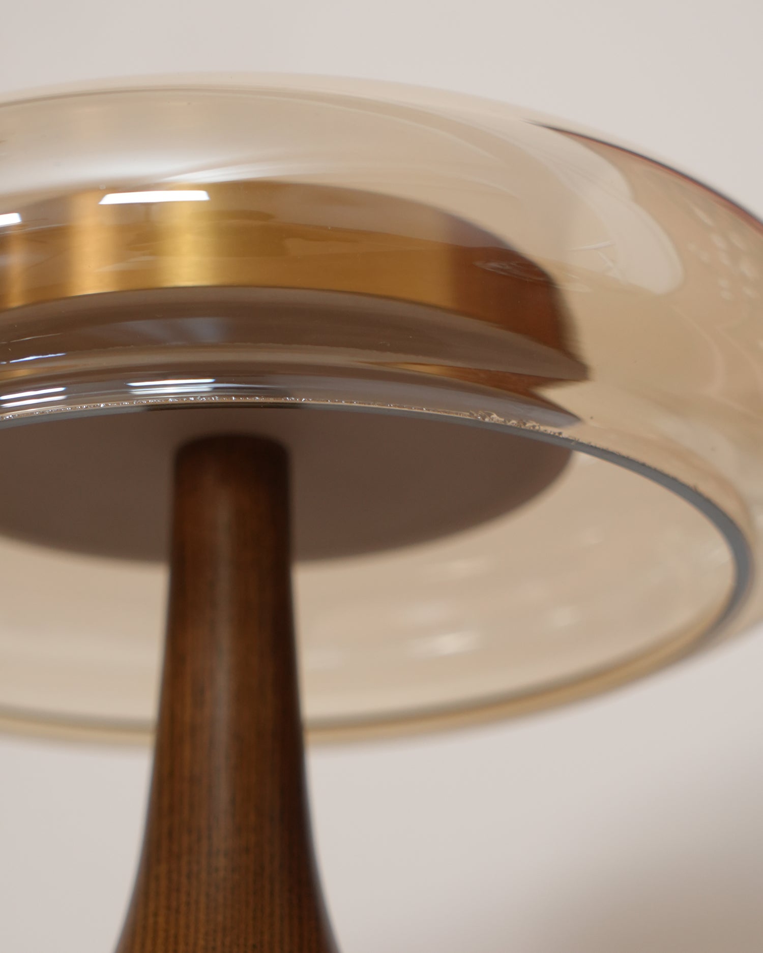 LumiWood™ Tischlampe – Elegante LED-Designlampe aus Holz & Messing mit 3 Lichtfarben