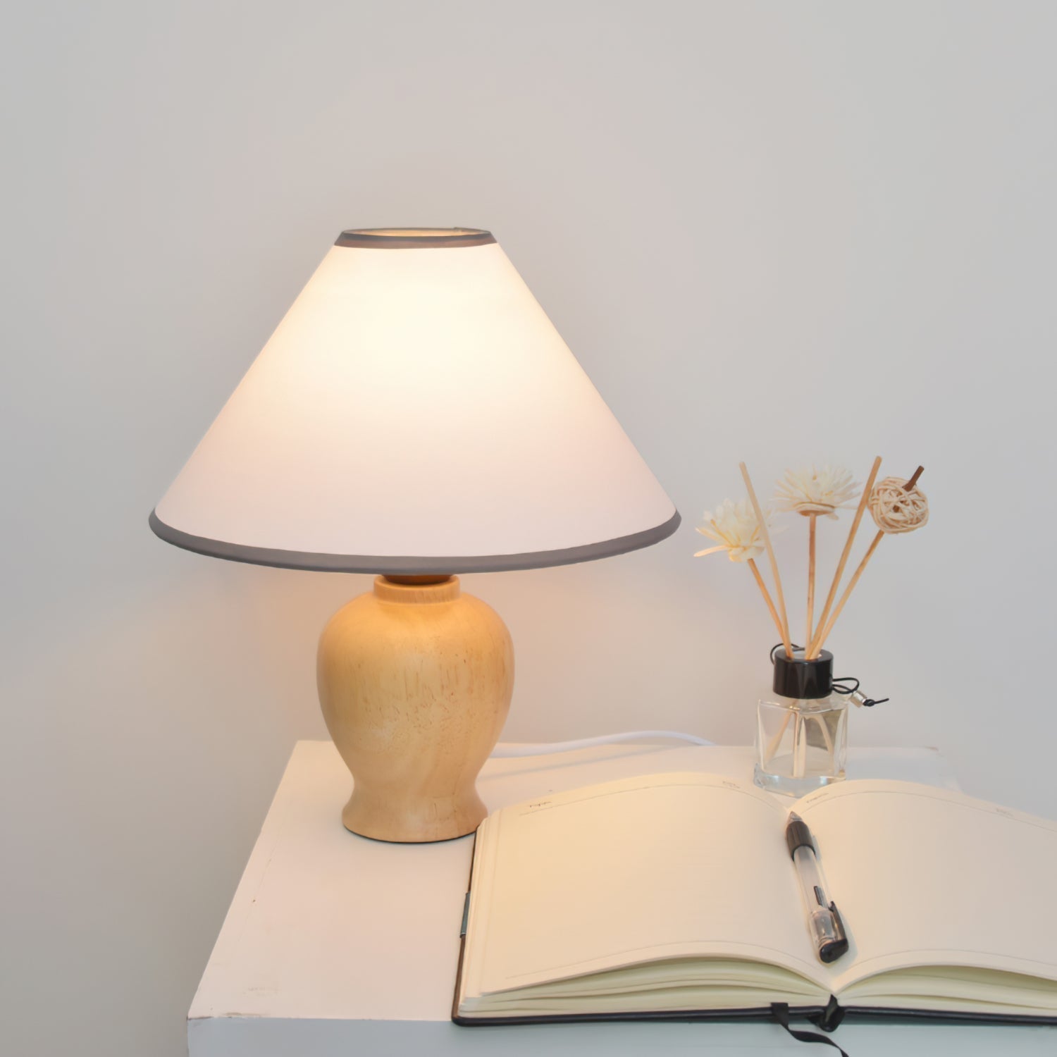 BeamLuxe™ Tischlampe – Moderne Holz-Designlampe mit Stoffschirm & warmem Licht