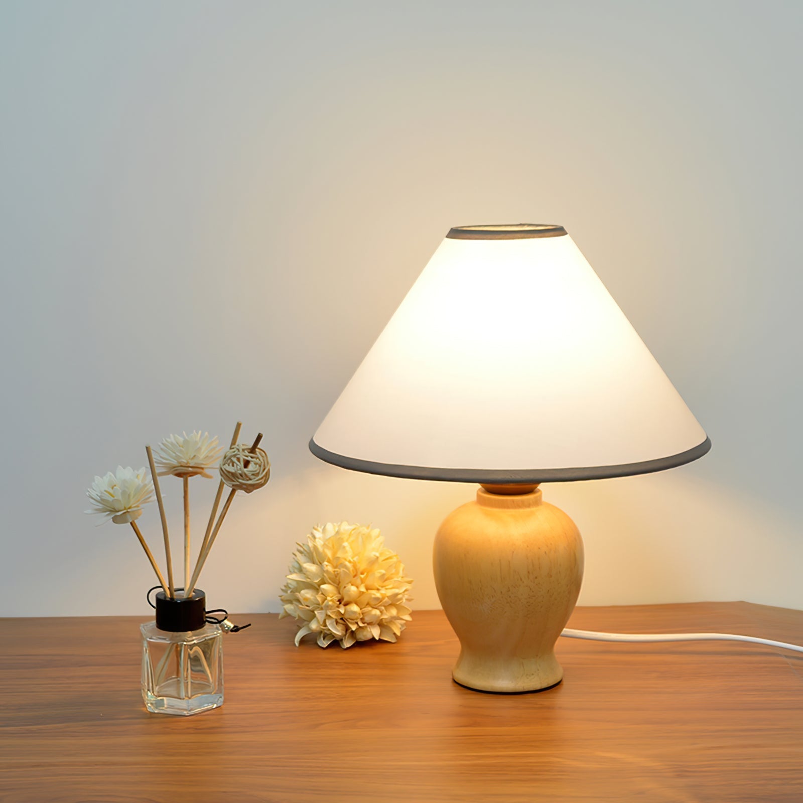 BeamLuxe™ Tischlampe – Moderne Holz-Designlampe mit Stoffschirm & warmem Licht