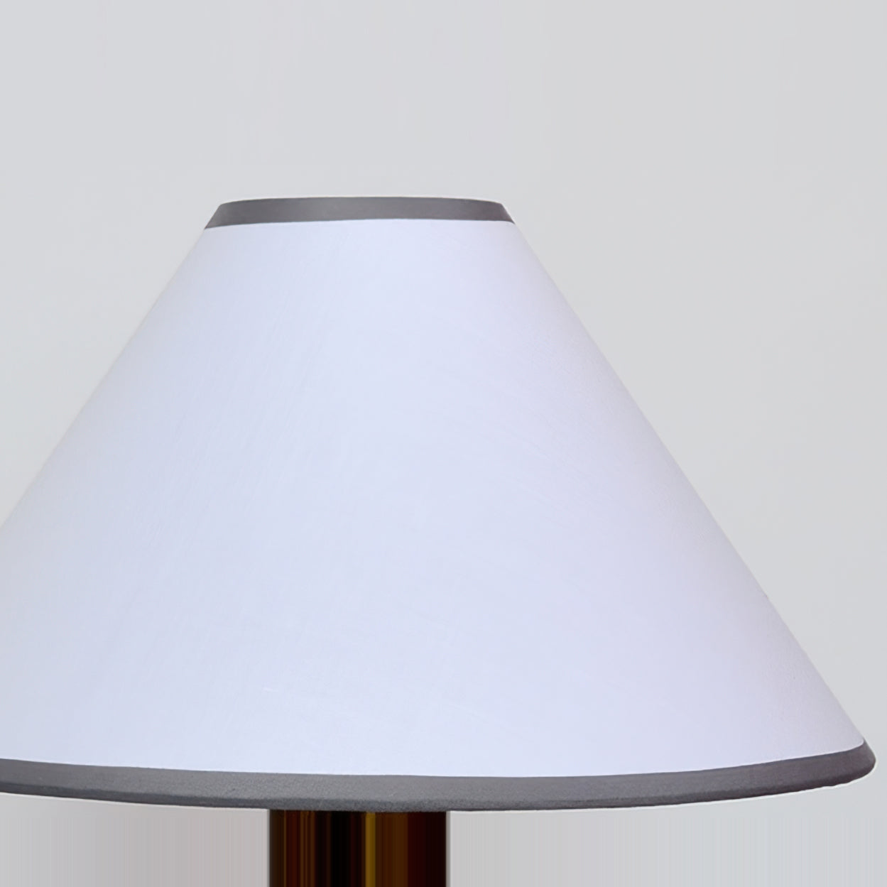 BeamLuxe™ Tischlampe – Moderne Holz-Designlampe mit Stoffschirm & warmem Licht
