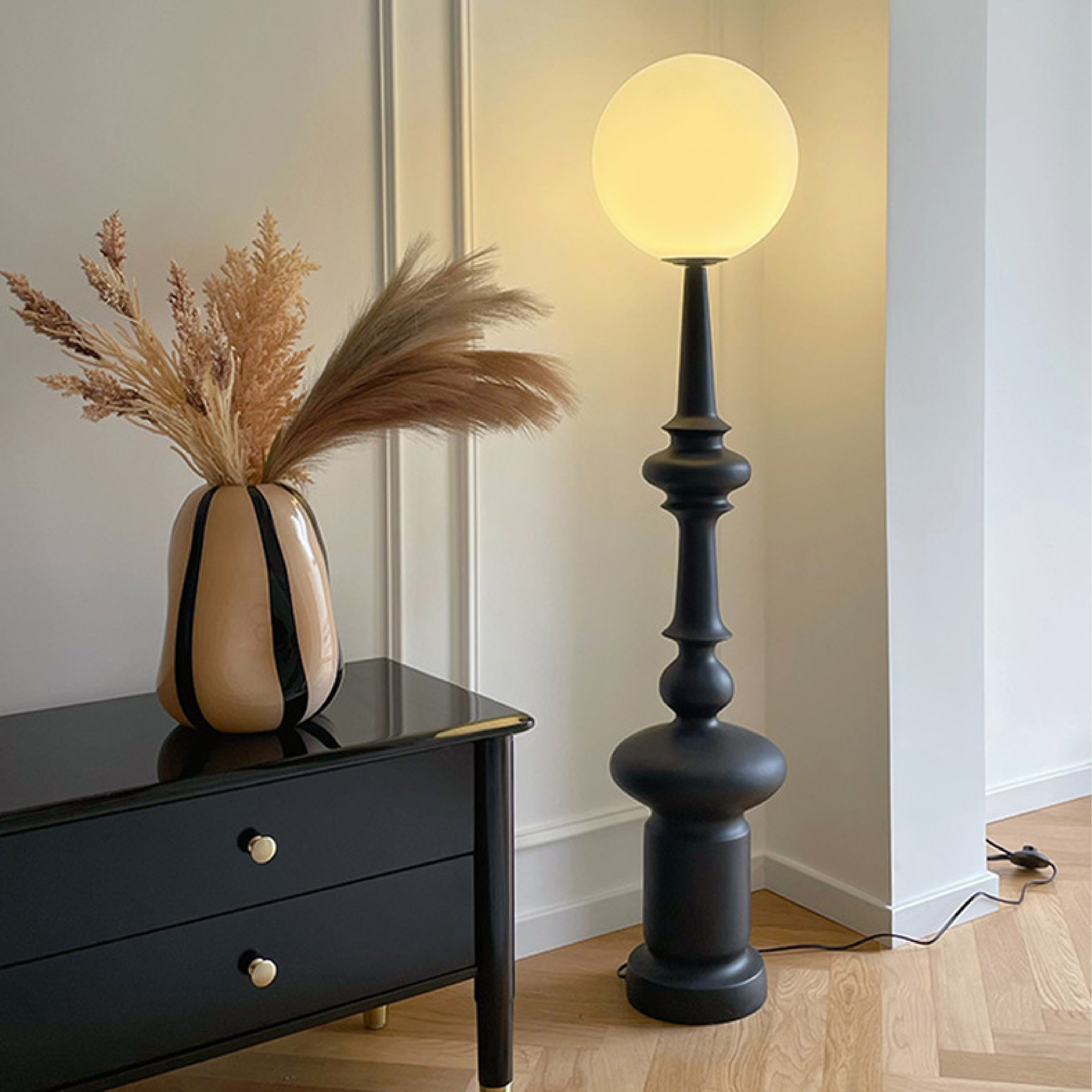Aestheticor™ Bauhaus Black Floor Lamp – Moderne Design-Stehlampe in Schwarz