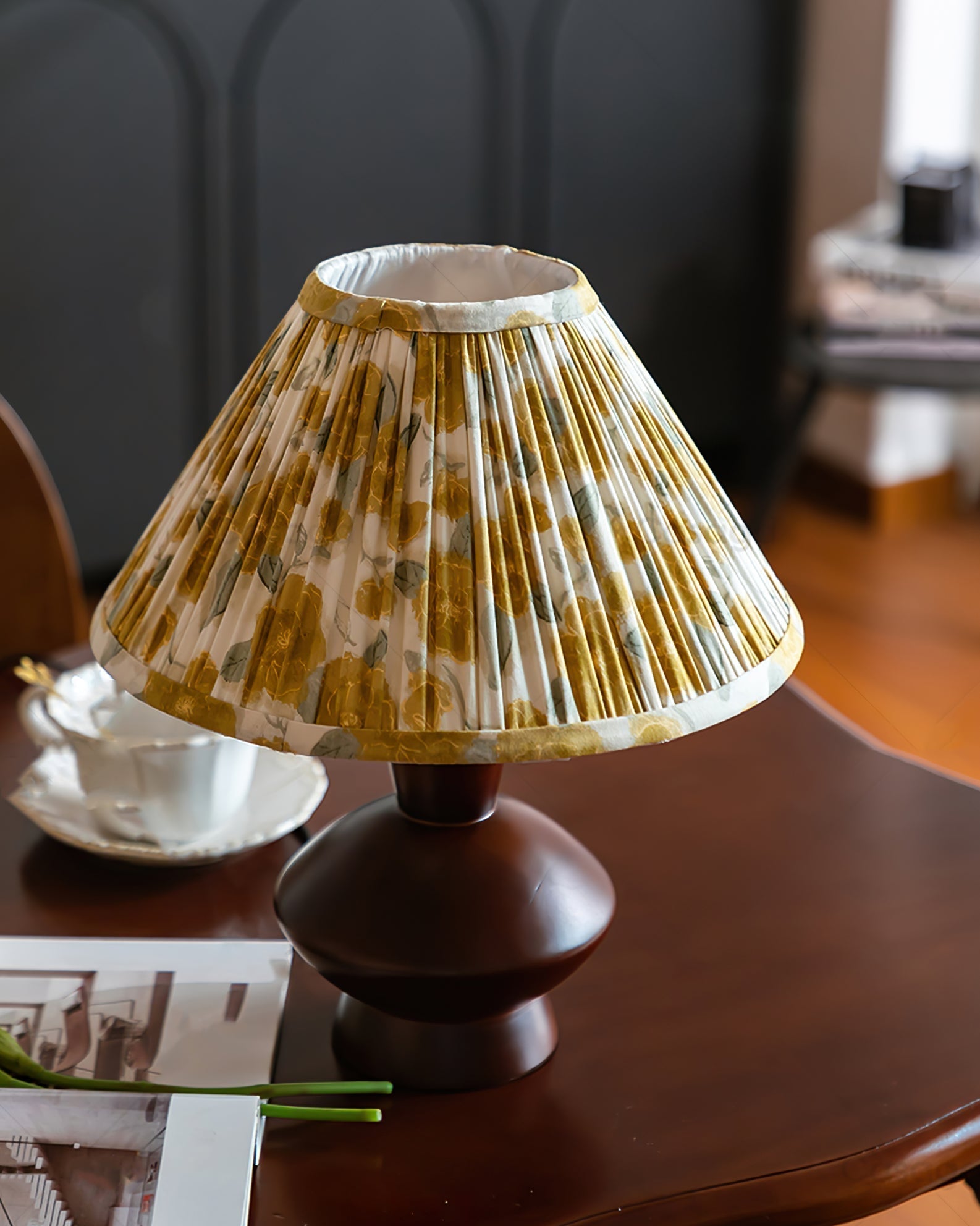 LuxeBobbinGlow™ Tischlampe – Design-Tischleuchte aus Holz mit blumenförmigem Stoffschirm