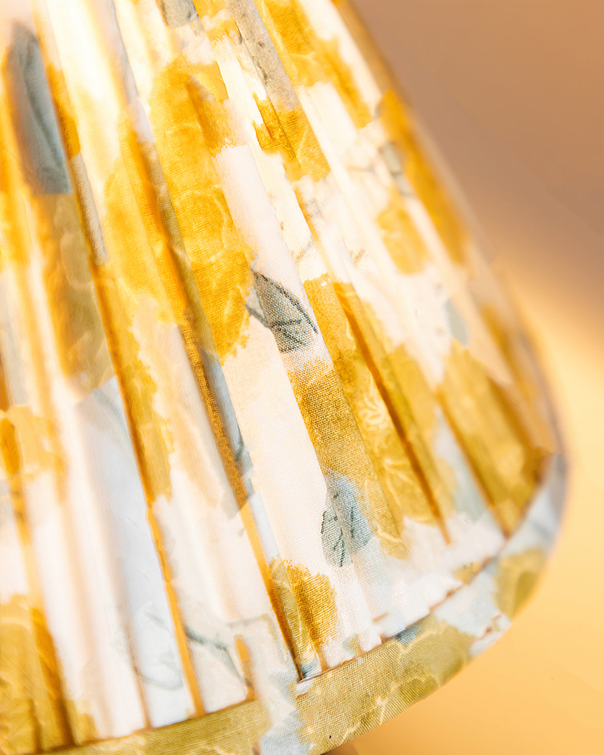 LuxeBobbinGlow™ Tischlampe – Design-Tischleuchte aus Holz mit blumenförmigem Stoffschirm