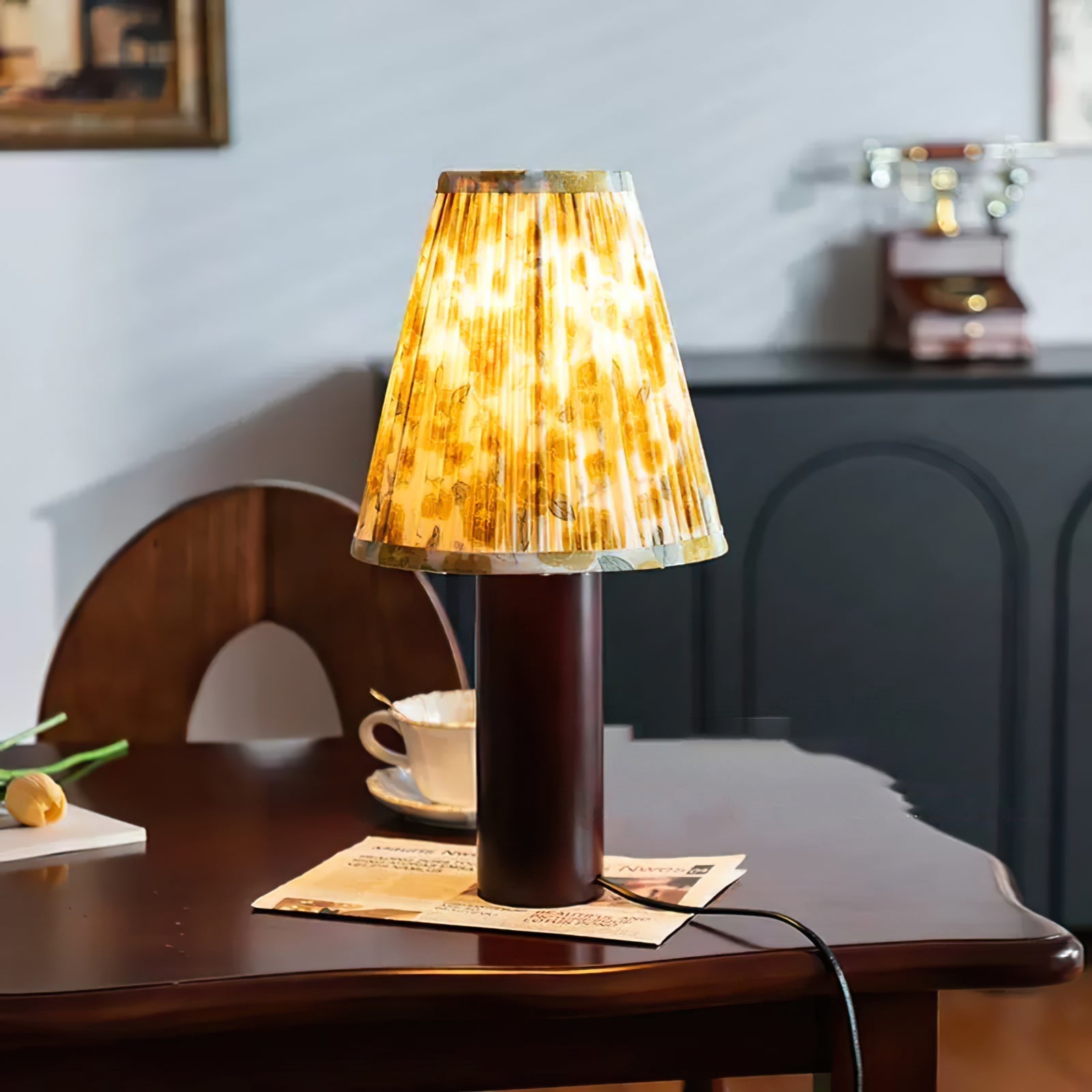 LuxeBobbinGlow™ Tischlampe – Design-Tischleuchte aus Holz mit blumenförmigem Stoffschirm
