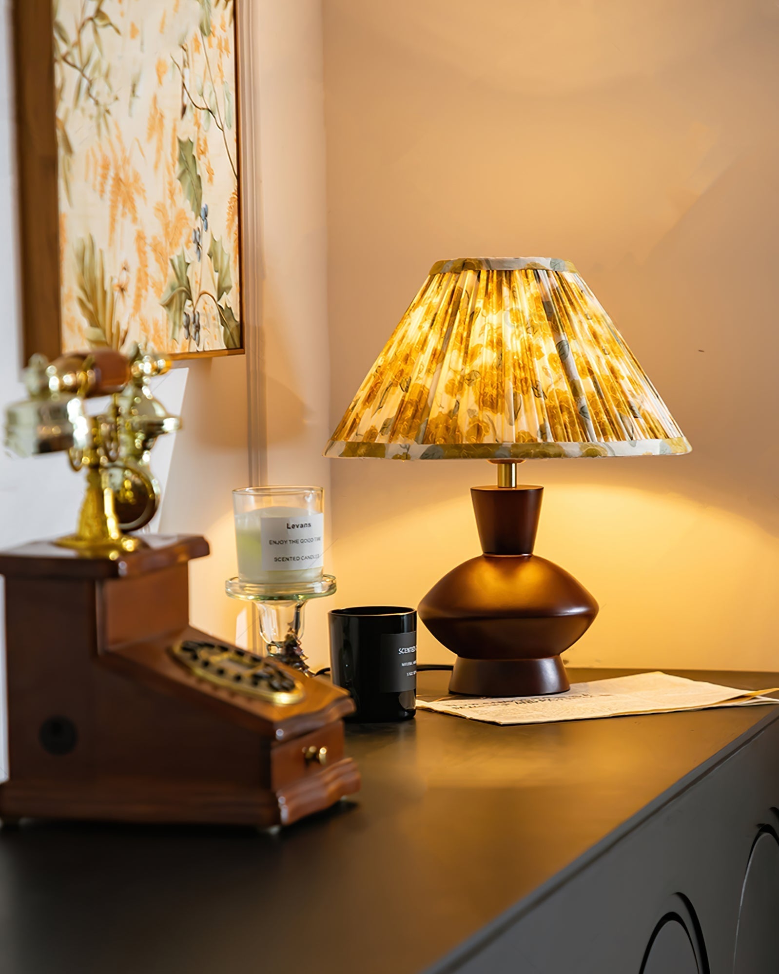 LuxeBobbinGlow™ Tischlampe – Design-Tischleuchte aus Holz mit blumenförmigem Stoffschirm