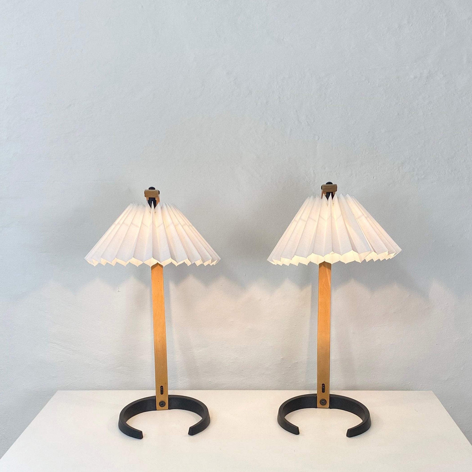 WoodFlow™ Tischlampe – Natürliche Holz-Designlampe mit Leinen-Schirm & warmem Licht