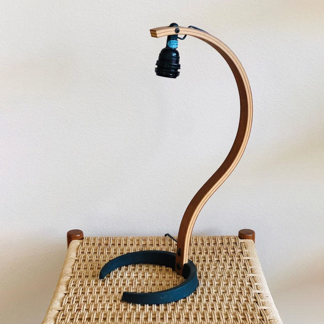 WoodFlow™ Tischlampe – Natürliche Holz-Designlampe mit Leinen-Schirm & warmem Licht