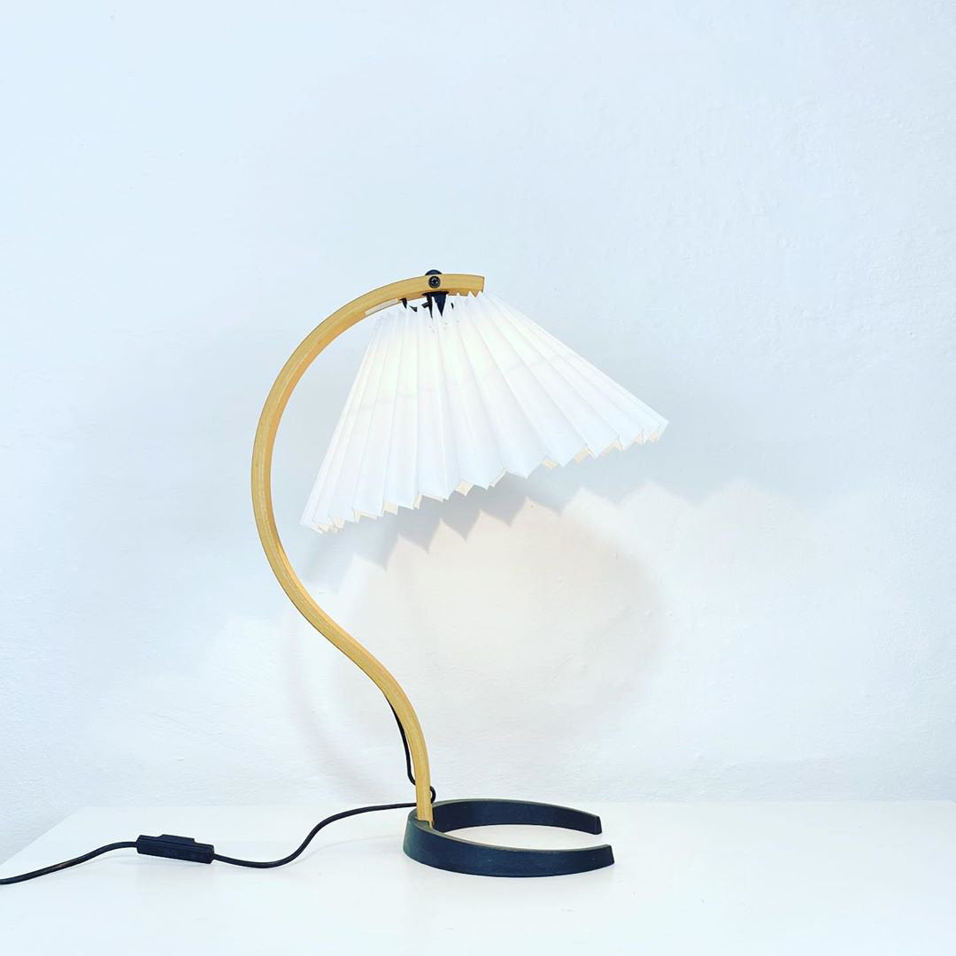 WoodFlow™ Tischlampe – Natürliche Holz-Designlampe mit Leinen-Schirm & warmem Licht
