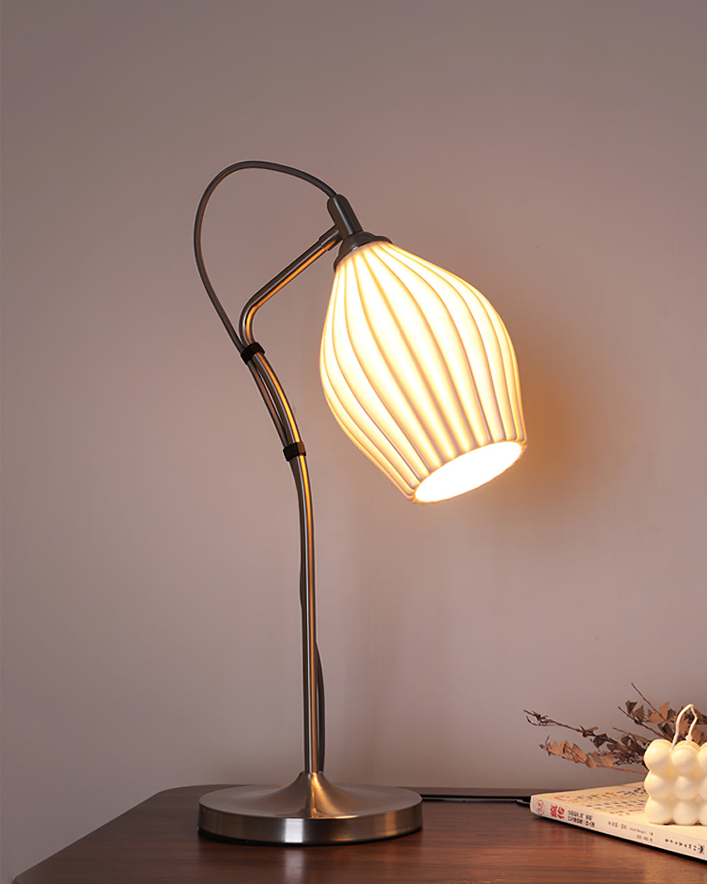LumeCurve™ Tischlampe – Elegante Keramik-Designlampe mit geriffelter Struktur