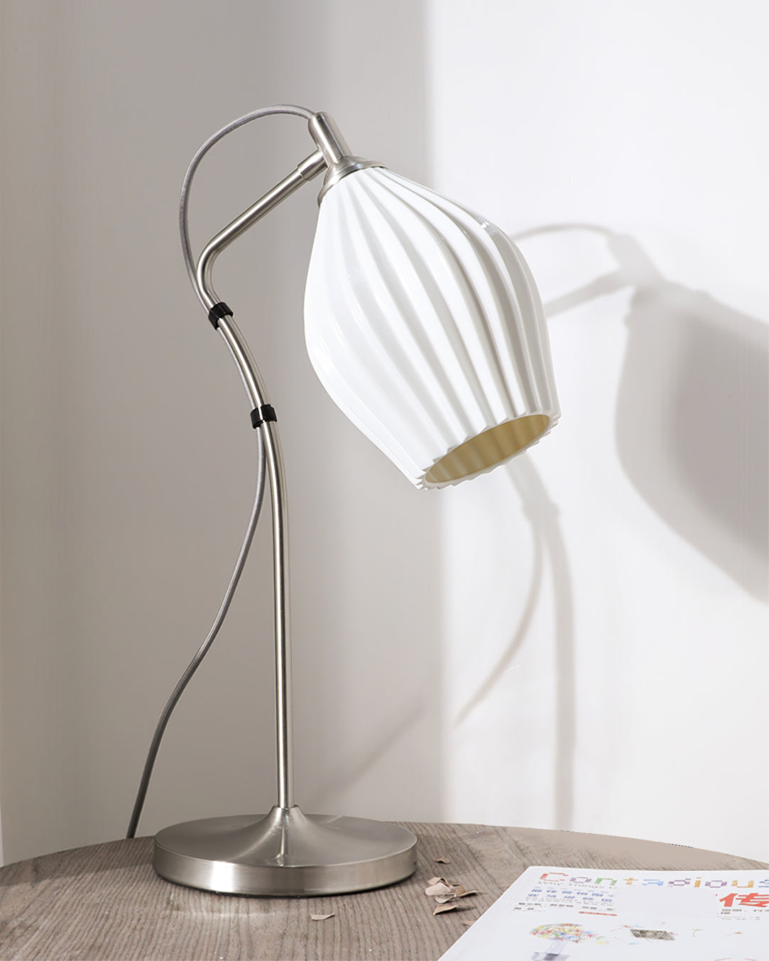 LumeCurve™ Tischlampe – Elegante Keramik-Designlampe mit geriffelter Struktur