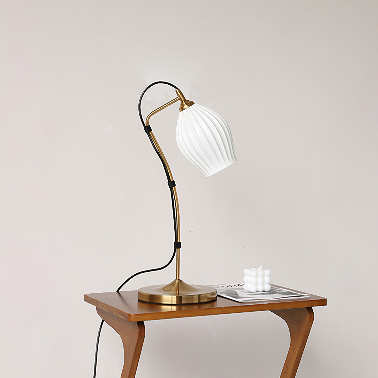 LumeCurve™ Tischlampe – Elegante Keramik-Designlampe mit geriffelter Struktur