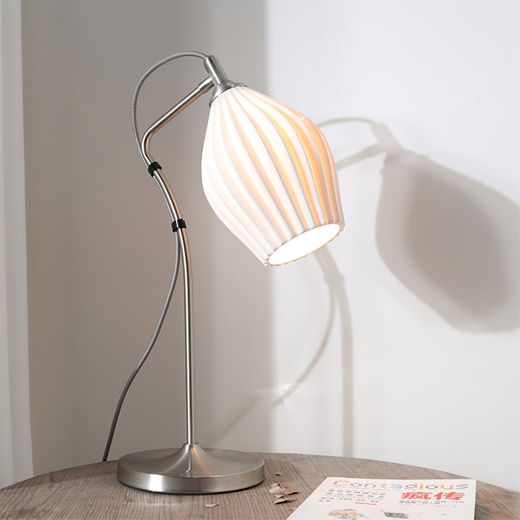 LumeCurve™ Tischlampe – Elegante Keramik-Designlampe mit geriffelter Struktur