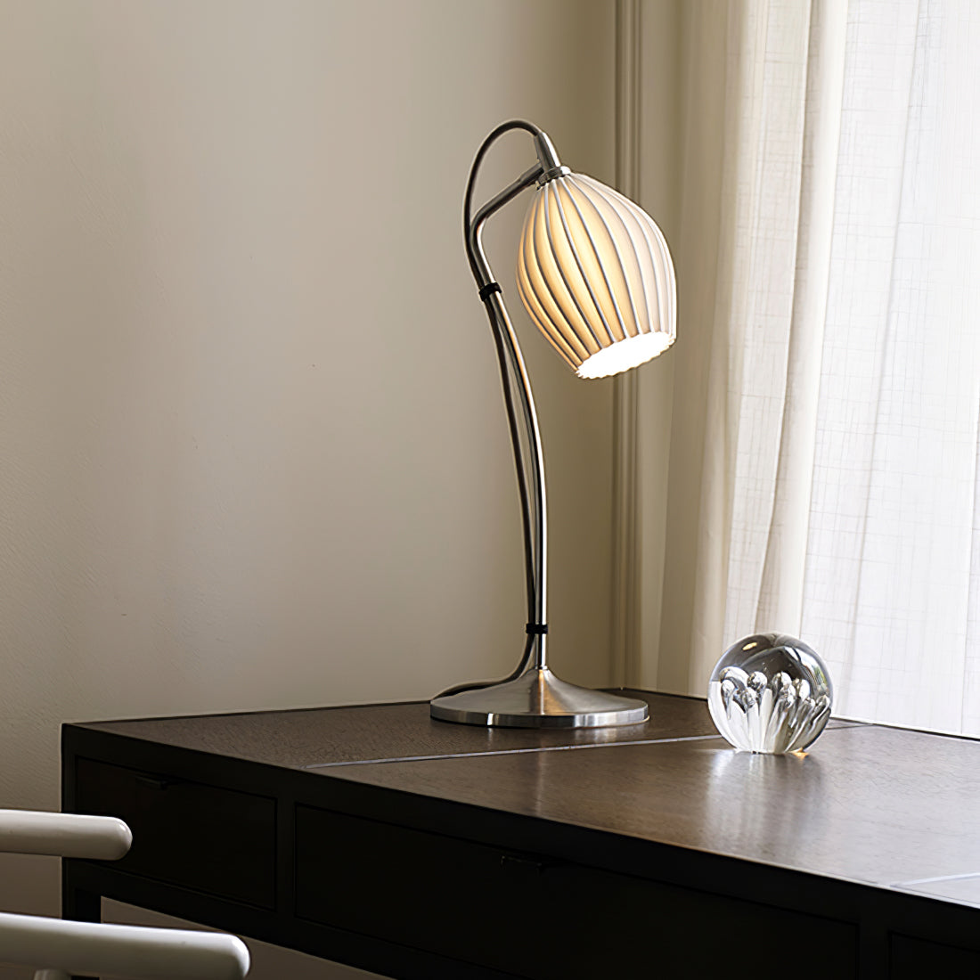 LumeCurve™ Tischlampe – Elegante Keramik-Designlampe mit geriffelter Struktur