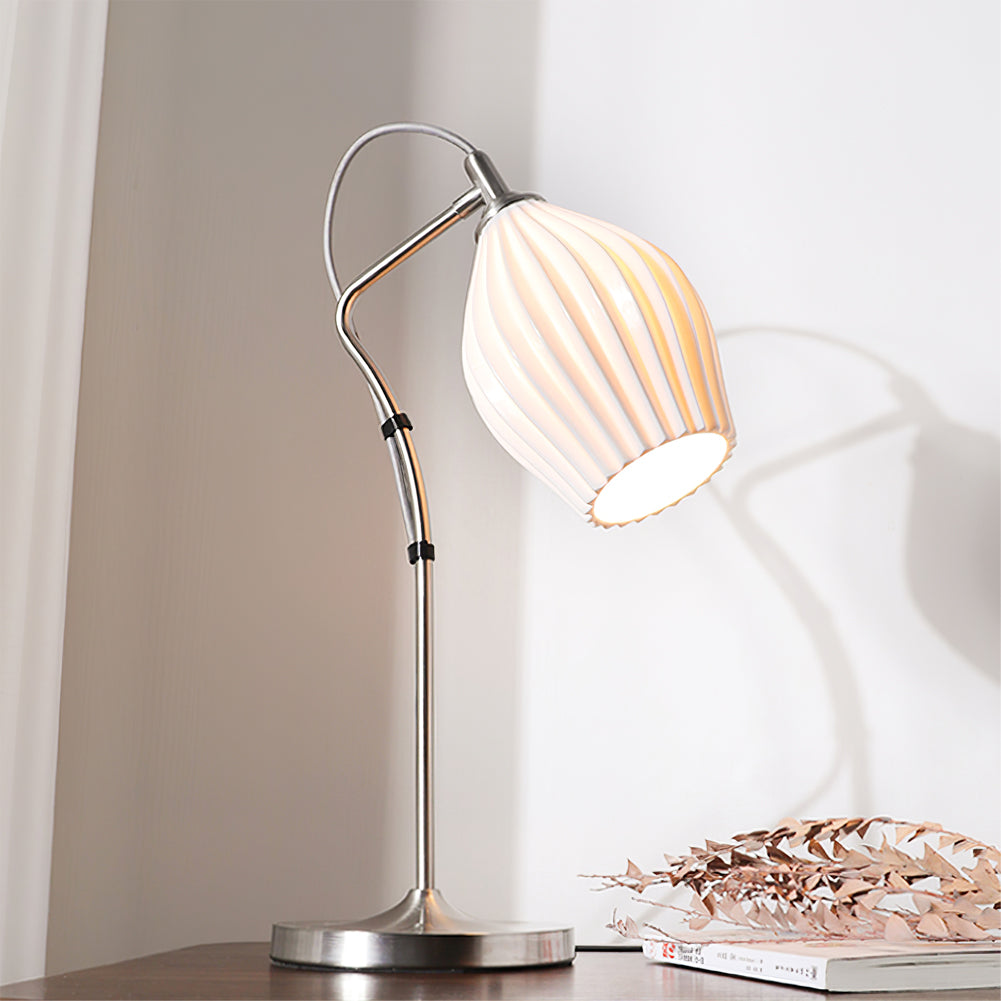 LumeCurve™ Tischlampe – Elegante Keramik-Designlampe mit geriffelter Struktur