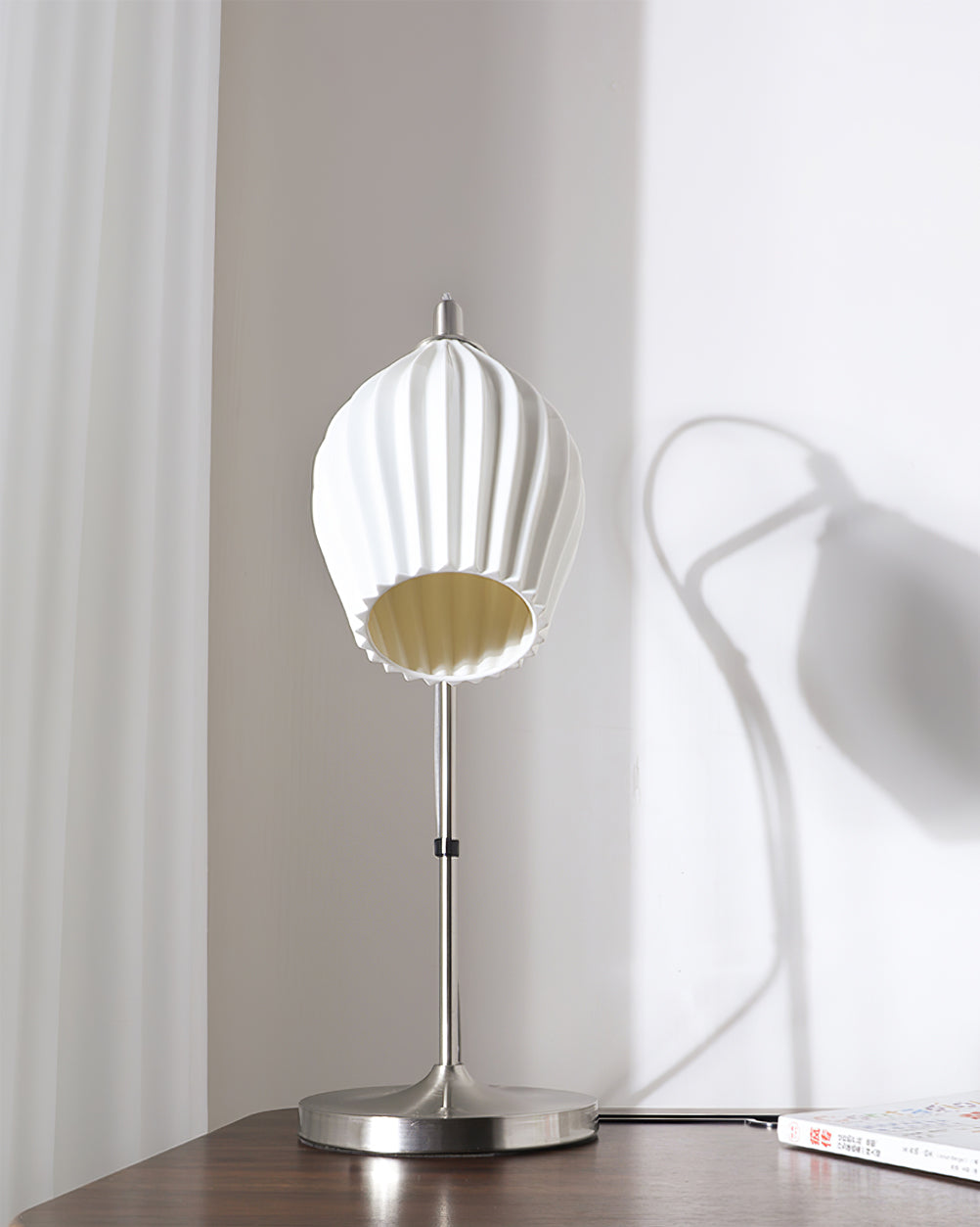 LumeCurve™ Tischlampe – Elegante Keramik-Designlampe mit geriffelter Struktur