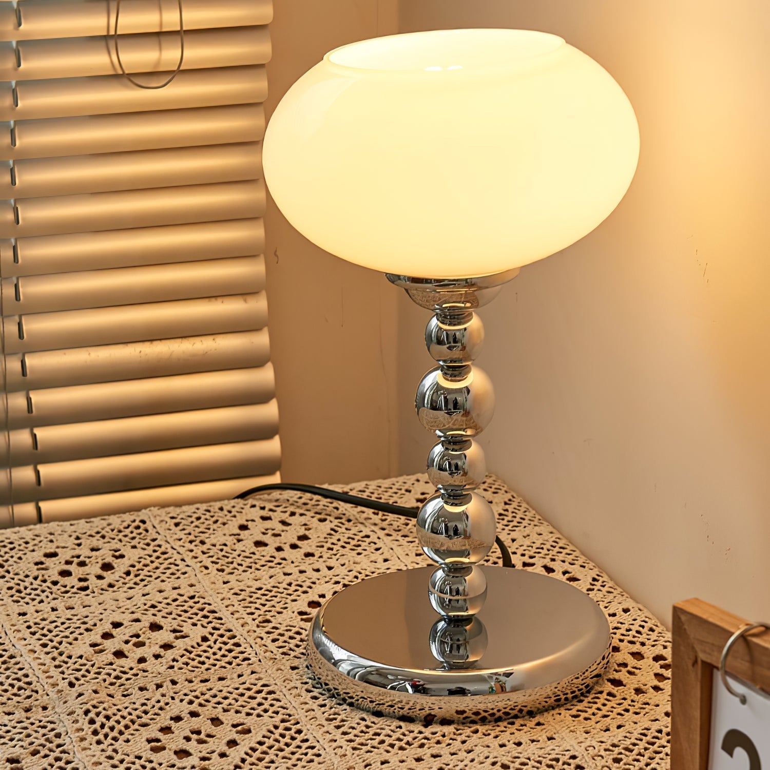 OrbitLume™ Tischlampe – Retro Space-Age Designlampe aus Glas & Chrom