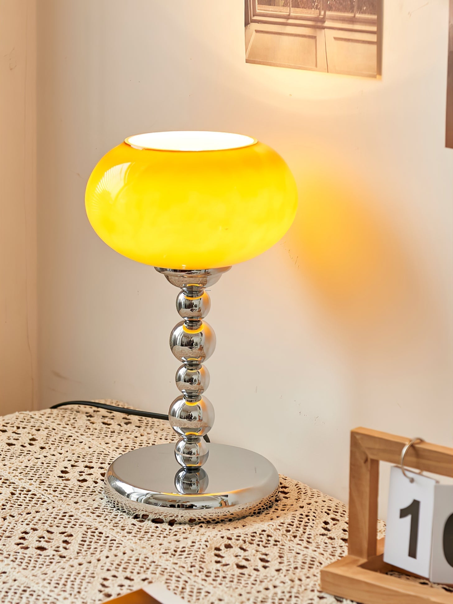 OrbitLume™ Tischlampe – Retro Space-Age Designlampe aus Glas & Chrom