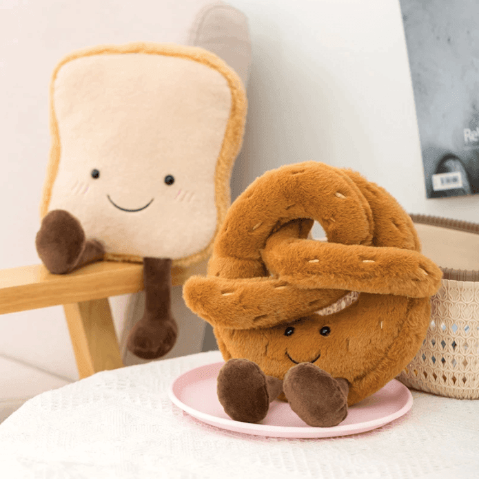 CroissantCuddle™ Brezel Plüsch Spielzeug – Weiches Kuscheltier aus Premium Stoff, Braun & Creme