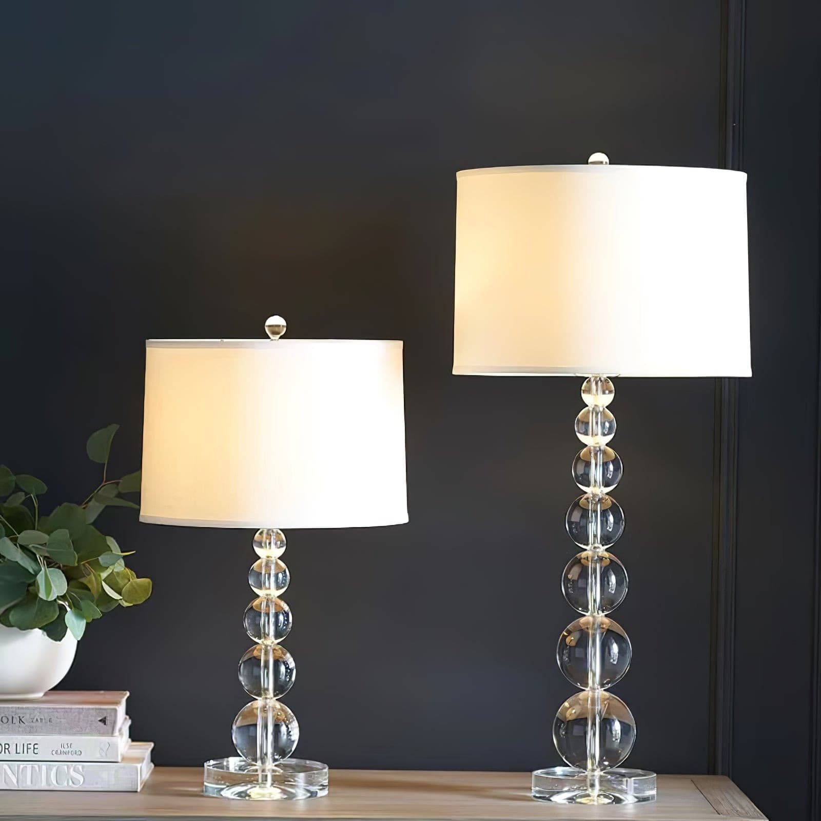 CrystalSphere™ Tischlampe – Elegante Designlampe mit Kristallkugel & warmem Stoffschirm