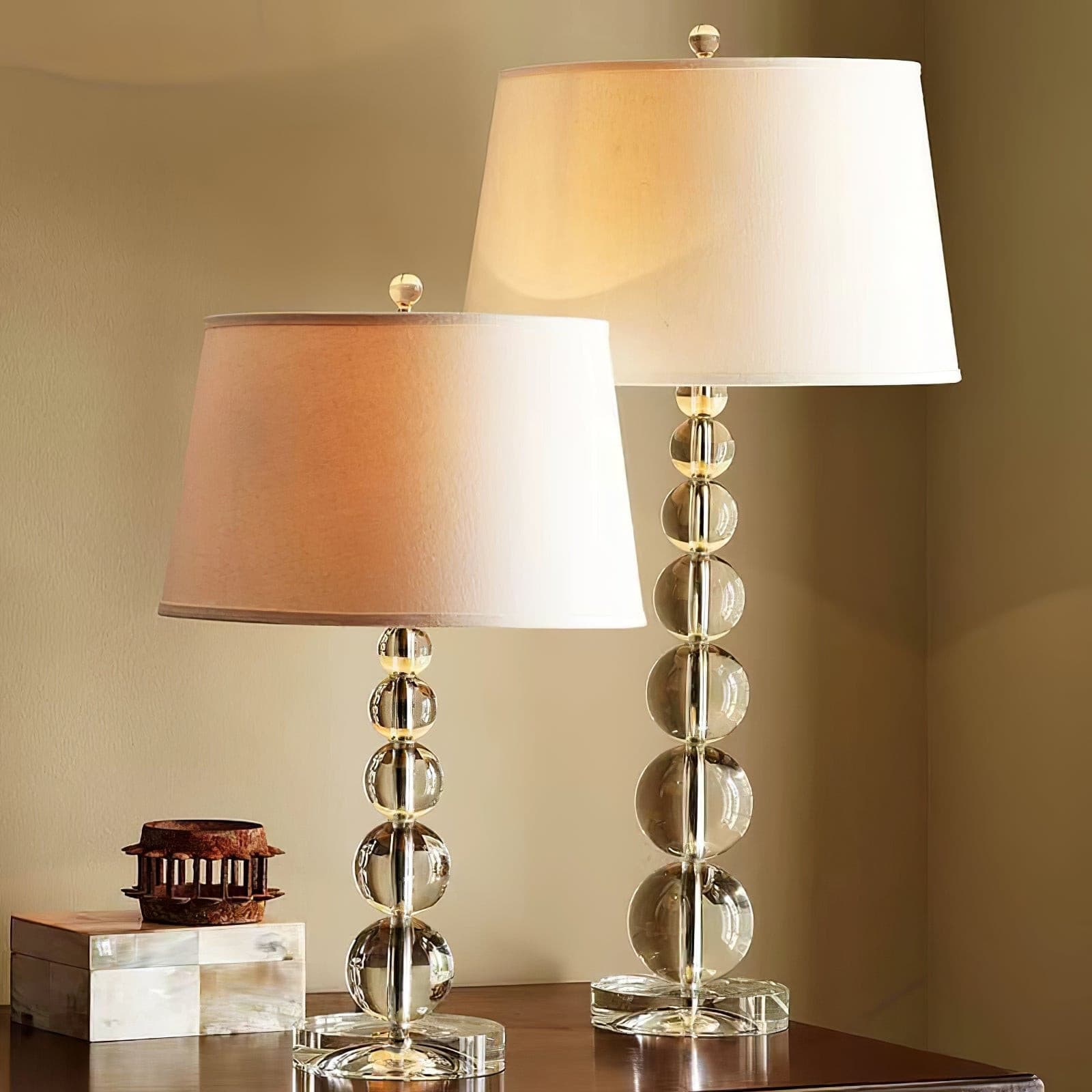 CrystalSphere™ Tischlampe – Elegante Designlampe mit Kristallkugel & warmem Stoffschirm