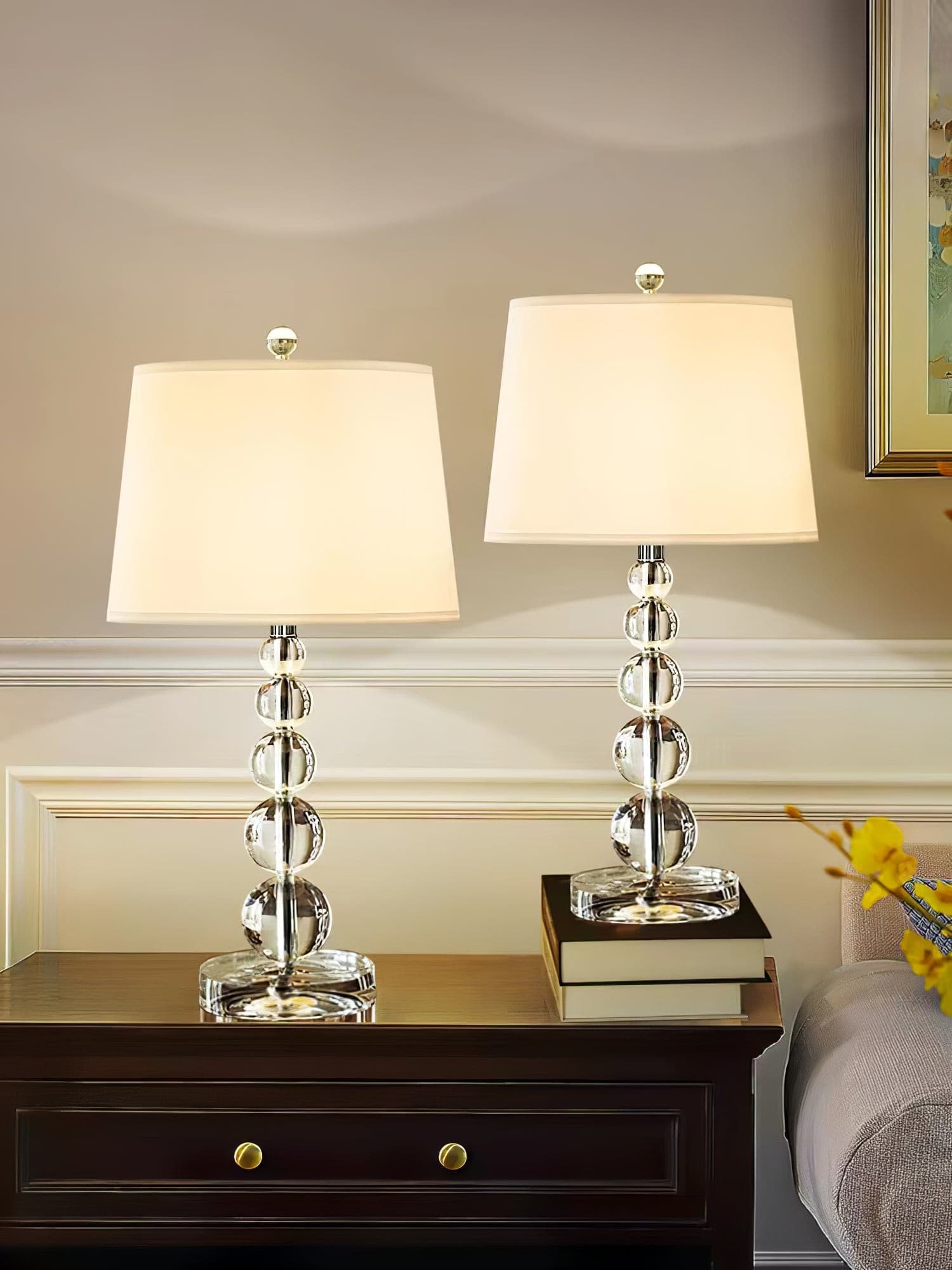 CrystalSphere™ Tischlampe – Elegante Designlampe mit Kristallkugel & warmem Stoffschirm