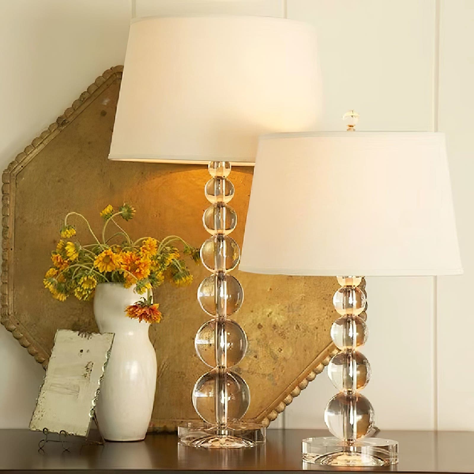 CrystalSphere™ Tischlampe – Elegante Designlampe mit Kristallkugel & warmem Stoffschirm