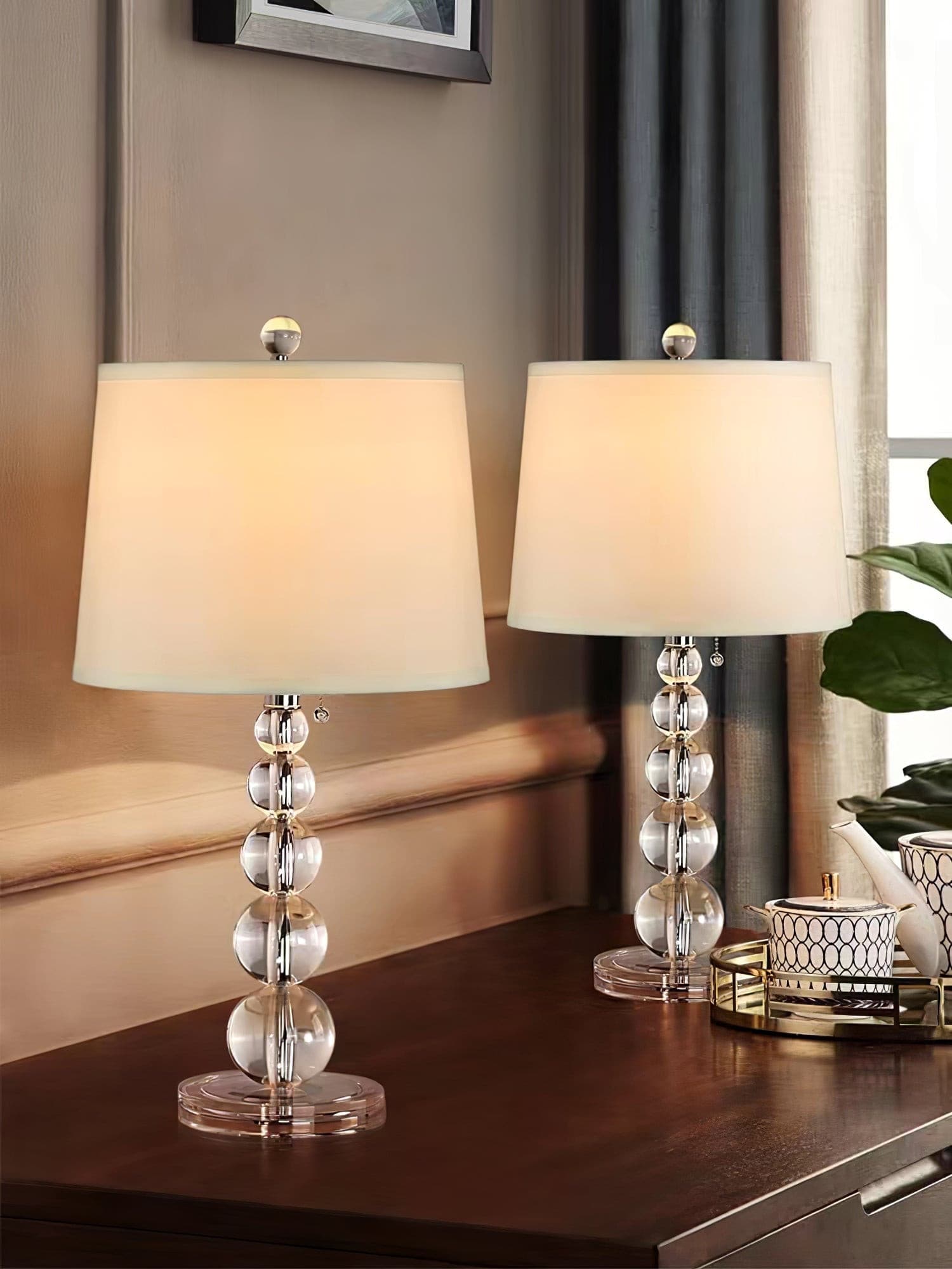 CrystalSphere™ Tischlampe – Elegante Designlampe mit Kristallkugel & warmem Stoffschirm