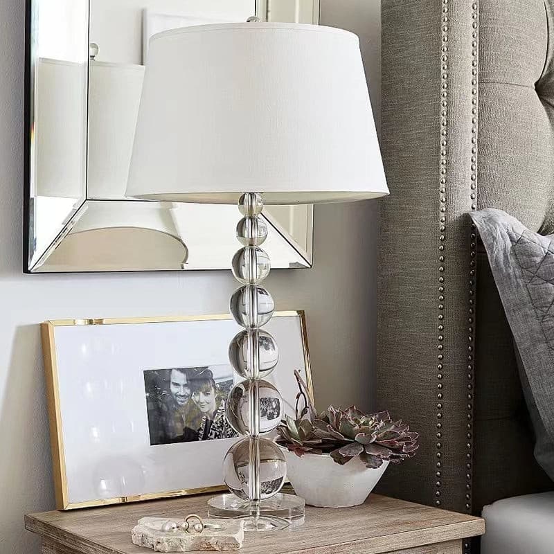 CrystalSphere™ Tischlampe – Elegante Designlampe mit Kristallkugel & warmem Stoffschirm