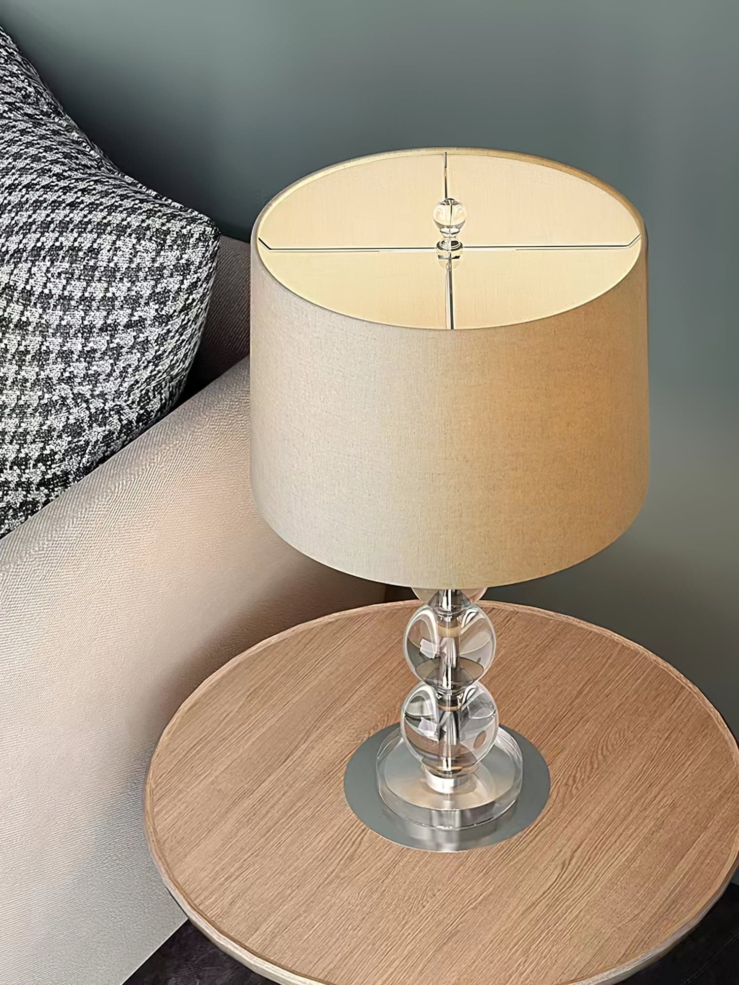 CrystalSphere™ Tischlampe – Elegante Designlampe mit Kristallkugel & warmem Stoffschirm