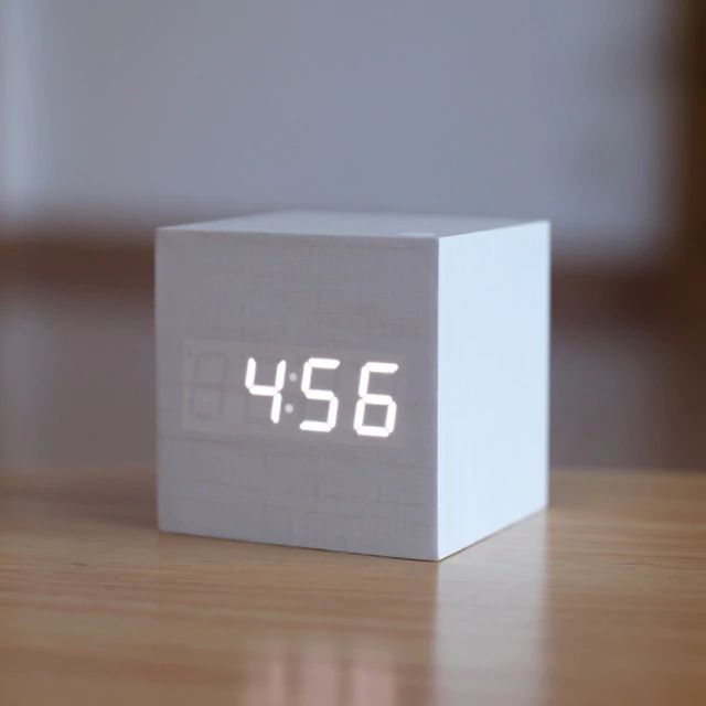 CubeCraft™ – Digitale LED Tischuhr im minimalistischen Würfel-Design