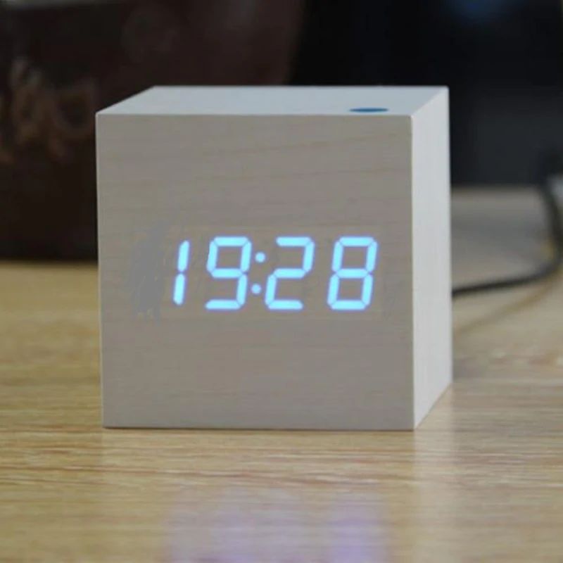 CubeCraft™ – Digitale LED Tischuhr im minimalistischen Würfel-Design