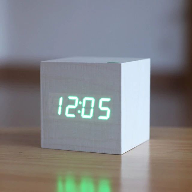 CubeCraft™ – Digitale LED Tischuhr im minimalistischen Würfel-Design