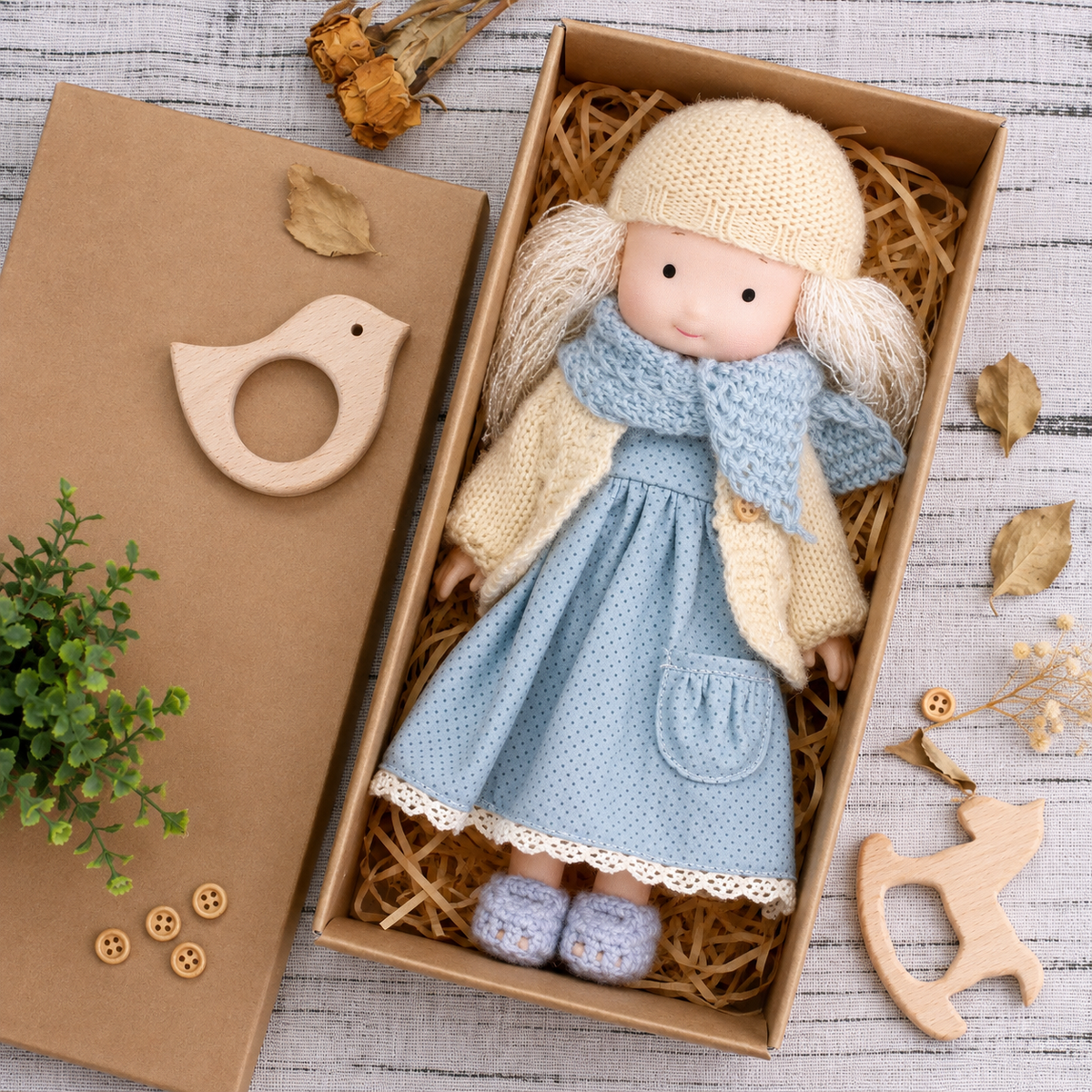 CuddlyCharm™ Plüsch-Anziehpuppe – 30cm Kuschelpuppe mit Zubehör & Geschenkbox