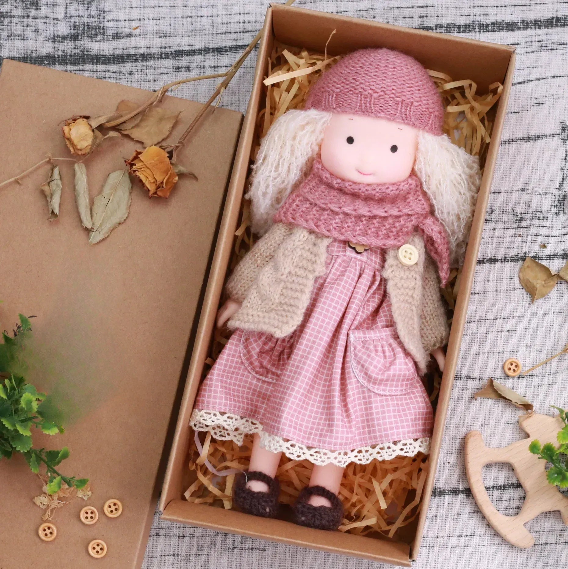 CuddlyCharm™ Plüsch-Anziehpuppe – 30cm Kuschelpuppe mit Zubehör & Geschenkbox