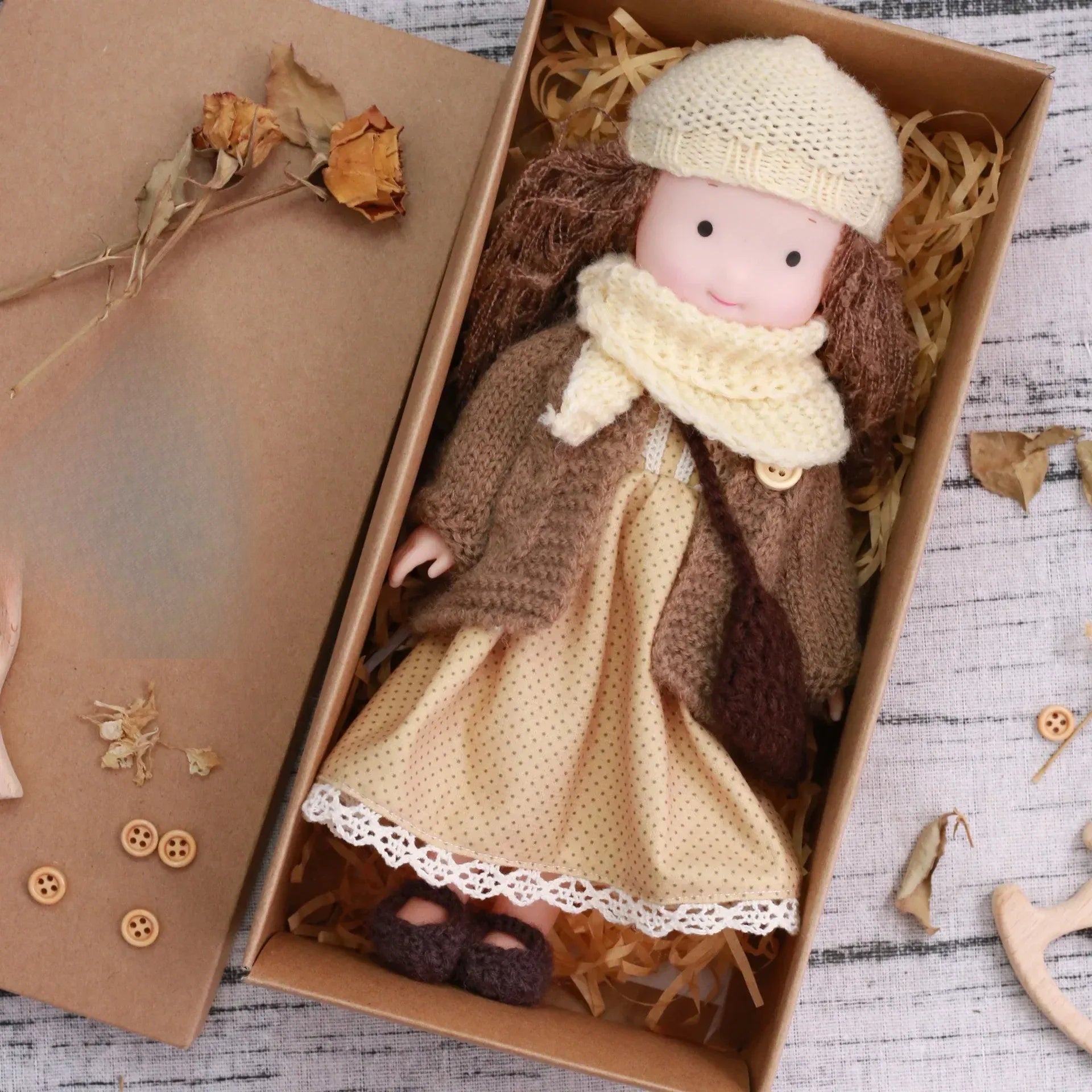 CuddlyCharm™ Plüsch-Anziehpuppe – 30cm Kuschelpuppe mit Zubehör & Geschenkbox