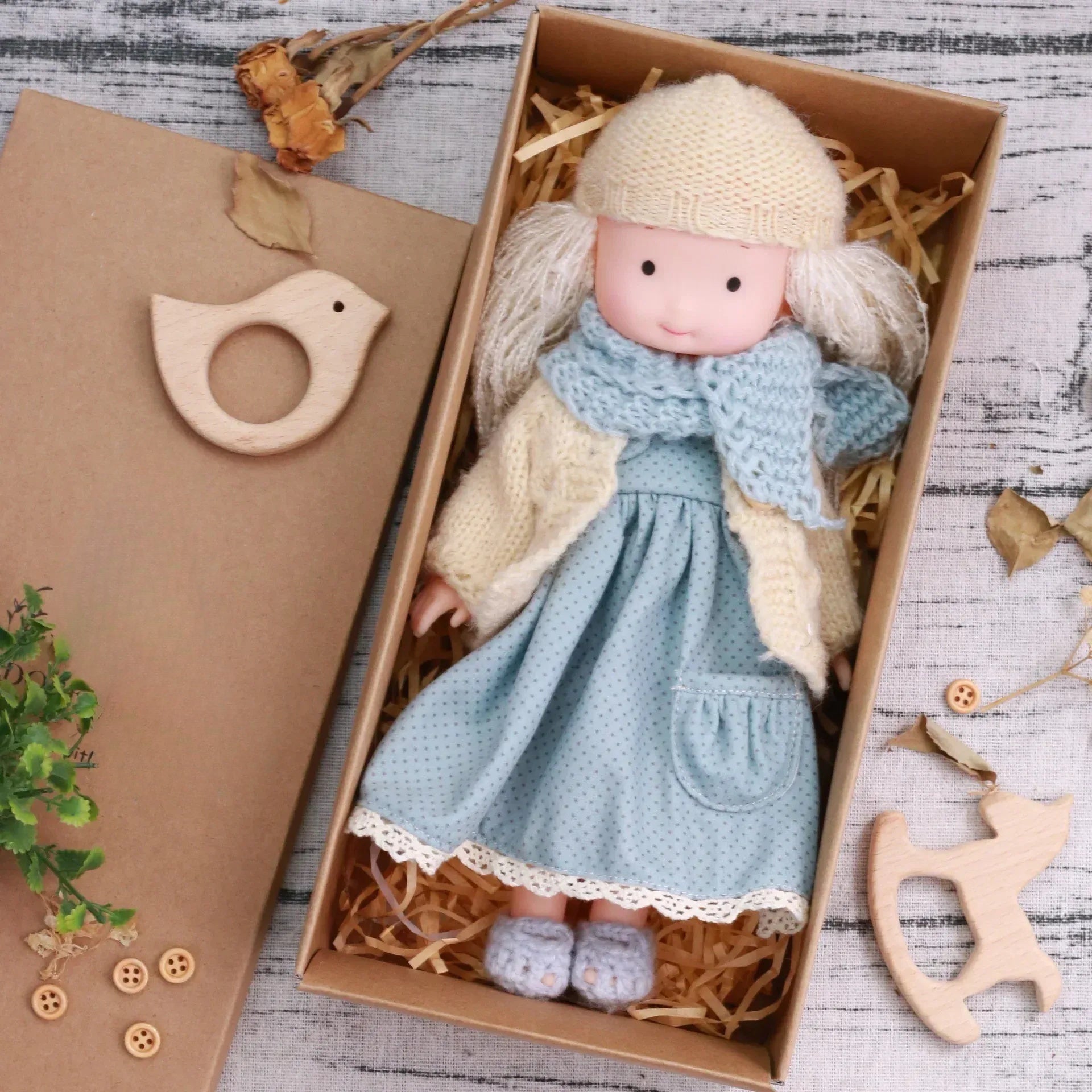 CuddlyCharm™ Plüsch-Anziehpuppe – 30cm Kuschelpuppe mit Zubehör & Geschenkbox