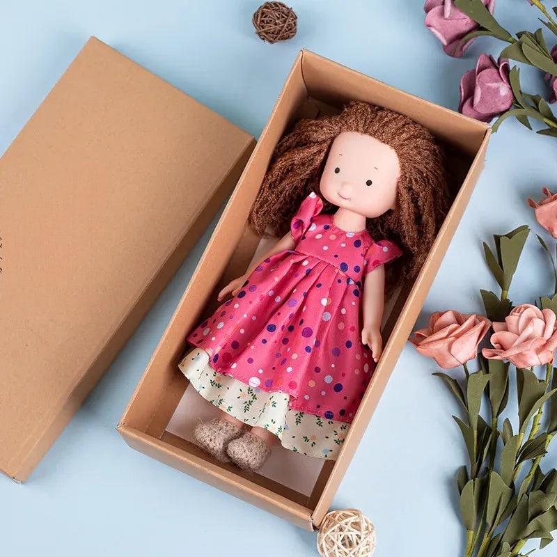 CuddlyCharm™ Plüsch-Anziehpuppe – 30cm Kuschelpuppe mit Zubehör & Geschenkbox