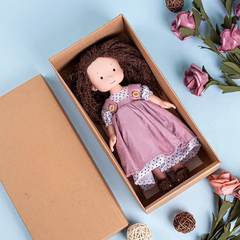 CuddlyCharm™ Plüsch-Anziehpuppe – 30cm Kuschelpuppe mit Zubehör & Geschenkbox