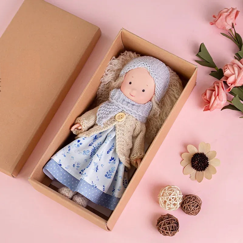CuddlyCharm™ Plüsch-Anziehpuppe – 30cm Kuschelpuppe mit Zubehör & Geschenkbox