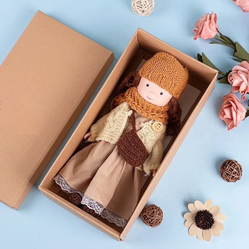 CuddlyCharm™ Plüsch-Anziehpuppe – 30cm Kuschelpuppe mit Zubehör & Geschenkbox