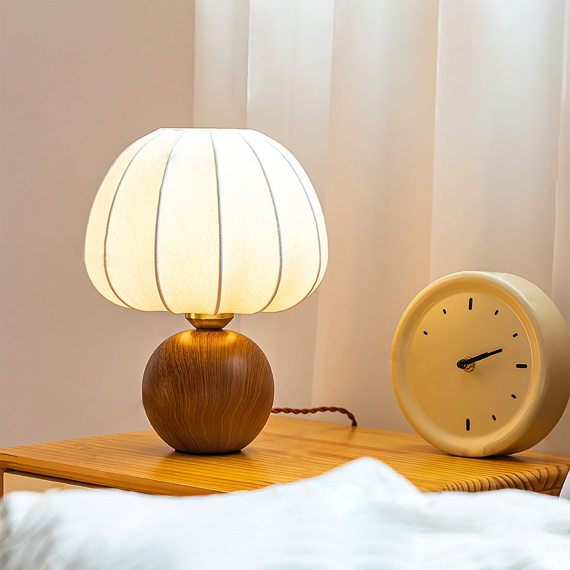 ShadeLuxe™ Tischlampe – Elegante Design-Tischleuchte aus Metall & Stoff für Wohnzimmer & Schlafzimmer