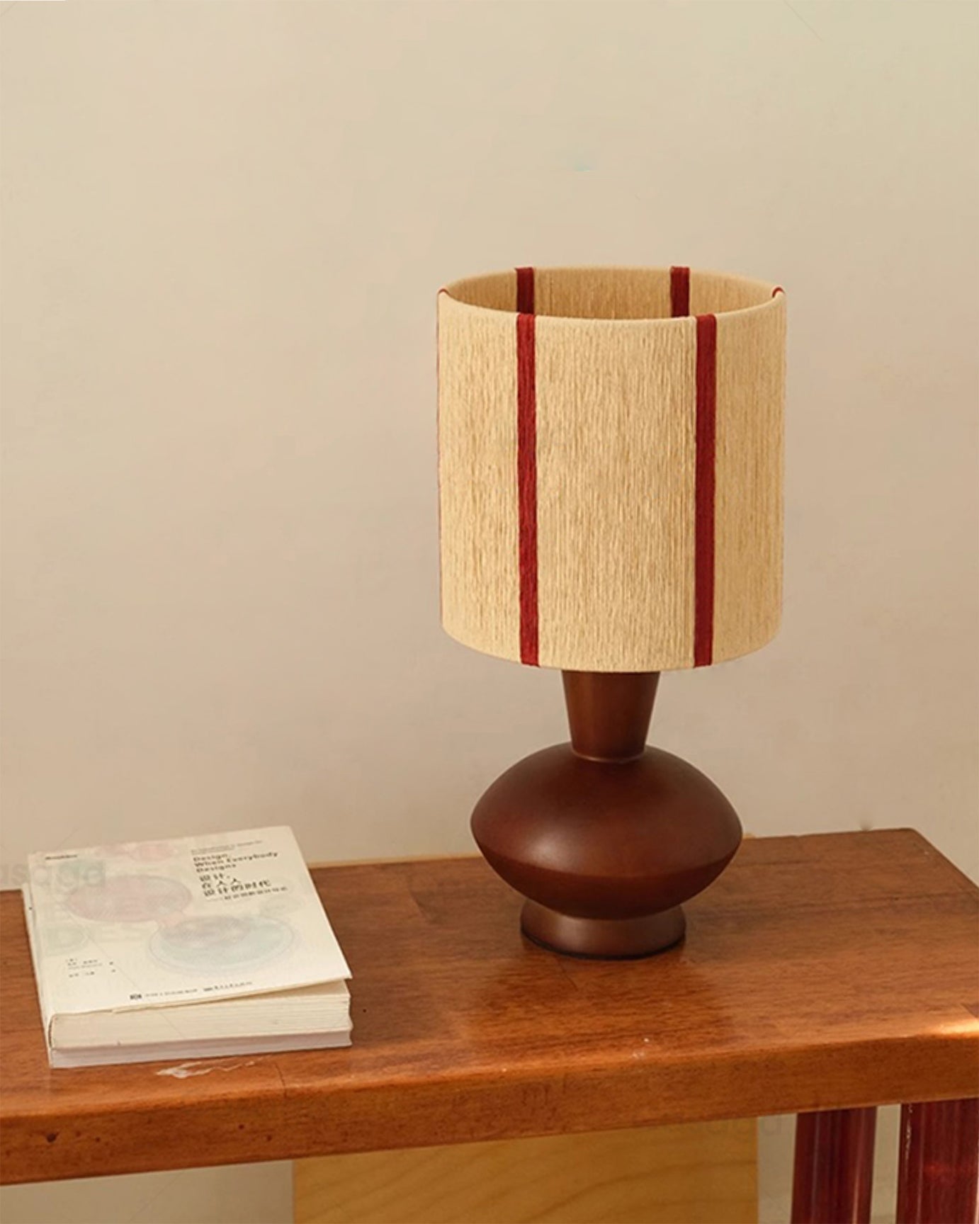 ErnestVibe™ Tischlampe – Design-Leuchte aus Holz mit Stoffschirm (Beige/Rot) für Schlafzimmer & Wohnzimmer
