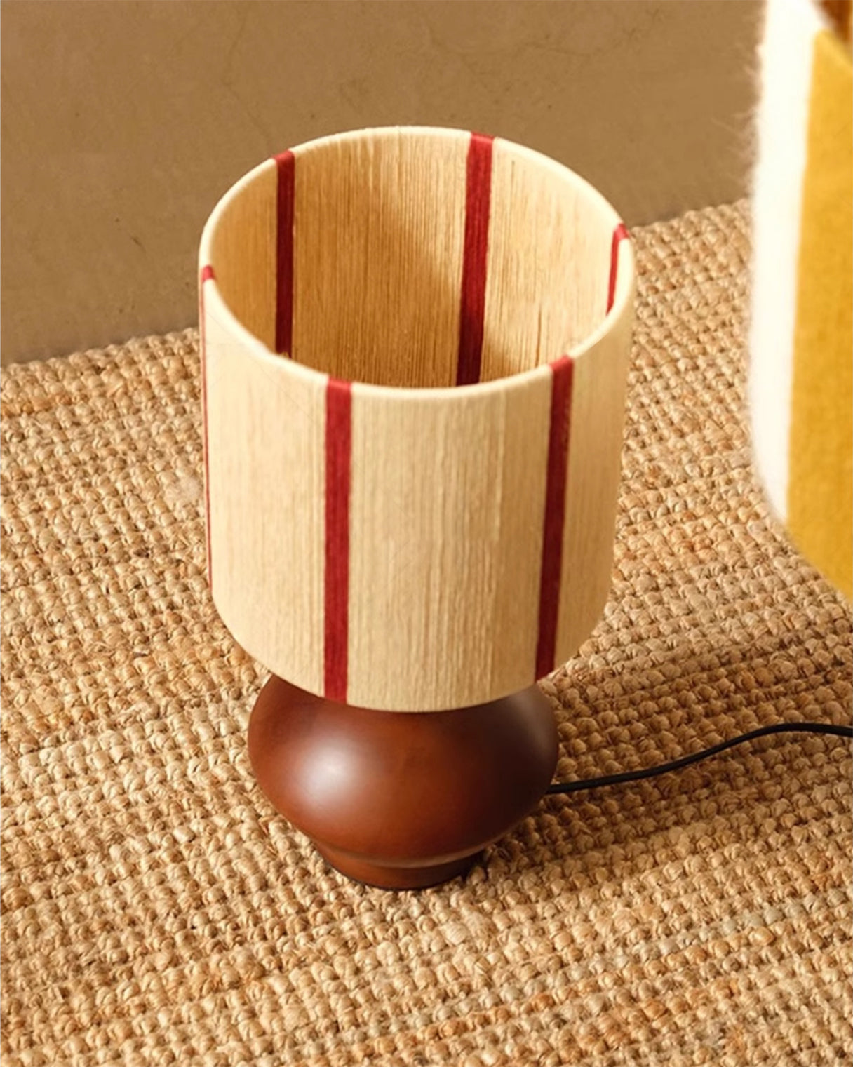 ErnestVibe™ Tischlampe – Design-Leuchte aus Holz mit Stoffschirm (Beige/Rot) für Schlafzimmer & Wohnzimmer