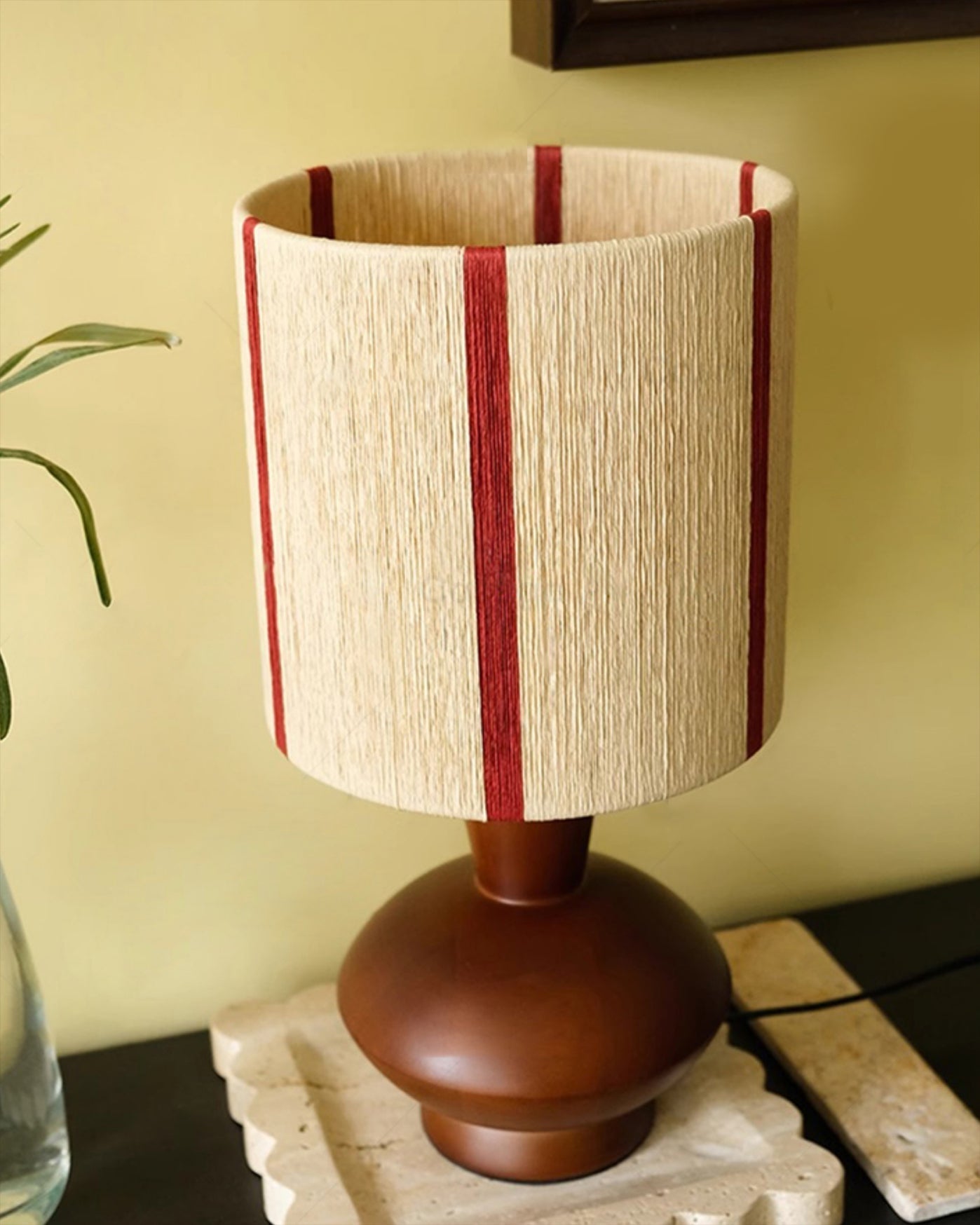 ErnestVibe™ Tischlampe – Design-Leuchte aus Holz mit Stoffschirm (Beige/Rot) für Schlafzimmer & Wohnzimmer