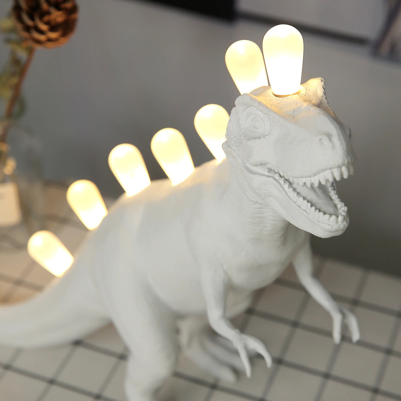 DinoLite™ Tischlampe – Kreative Design-Lampe mit beleuchtetem Dinosaurier-Rücken