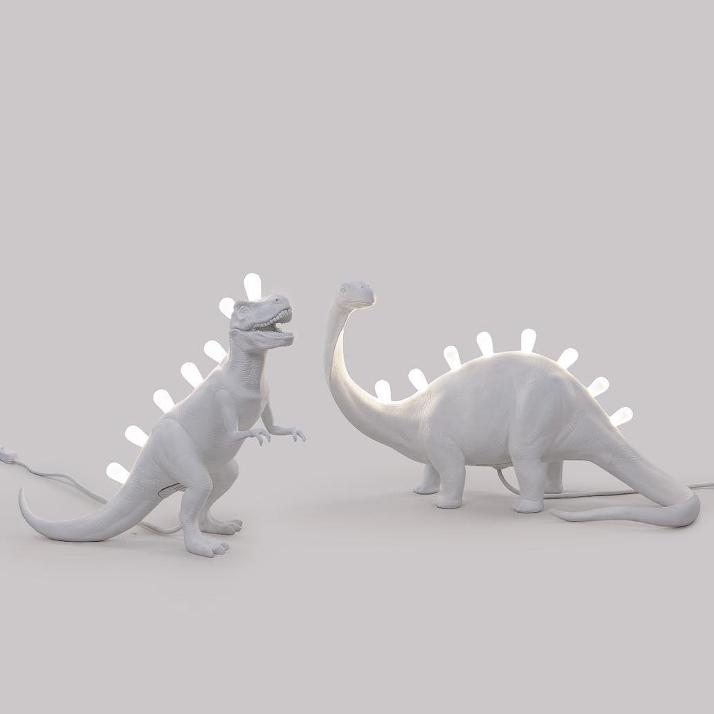 DinoLite™ Tischlampe – Kreative Design-Lampe mit beleuchtetem Dinosaurier-Rücken